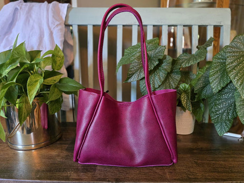 The shape of this bag and length of its handles makes it easy to hold it in place on the shoulder - customer review photo