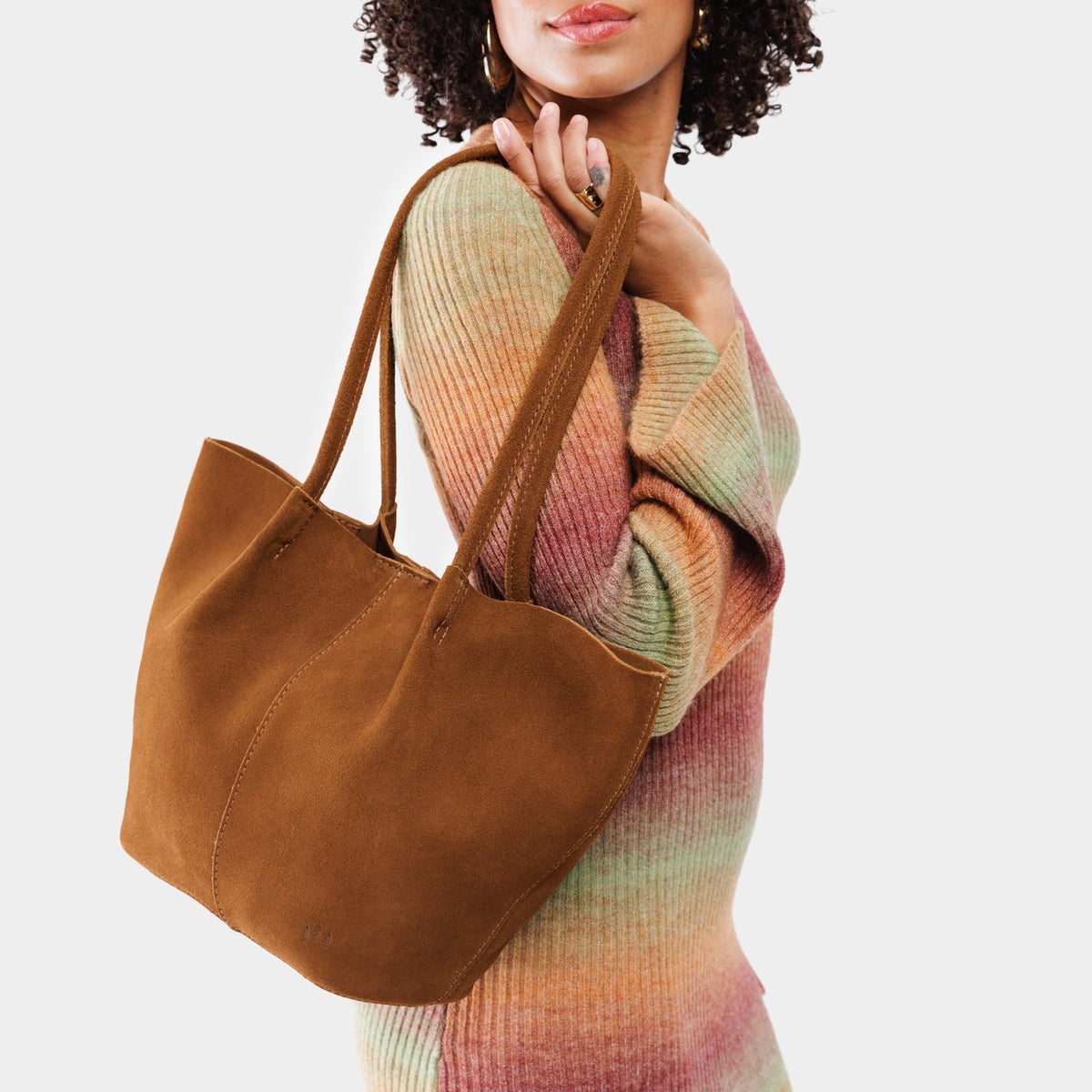 Jackson*Large | Model holding wide bucket shaped tote bag with matching leather handles