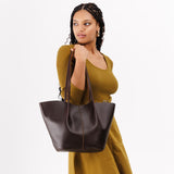 Grizzly Large | Model carrying bucket shaped tote bag with matching leather handles