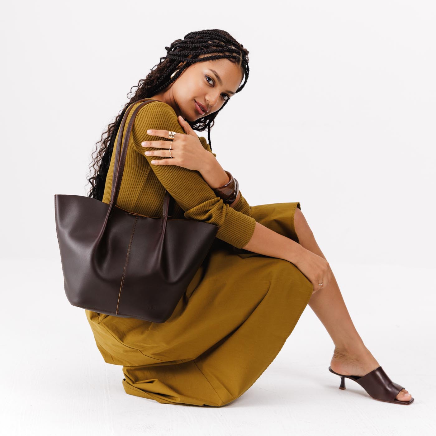 Grizzly*Large | Bucket shaped tote bag with matching leather handles