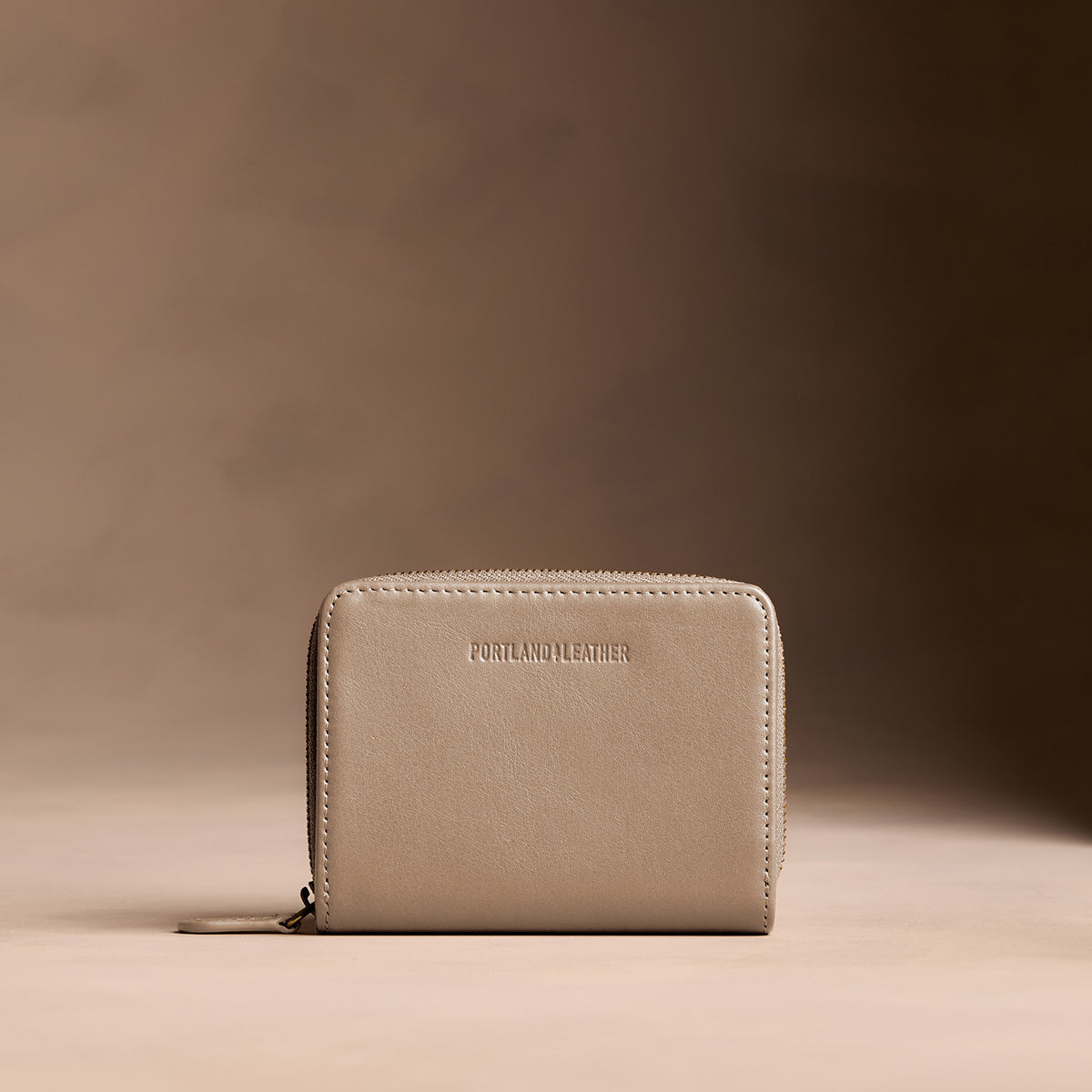 Satine | Wallet with card and storage pockets on a light brown background