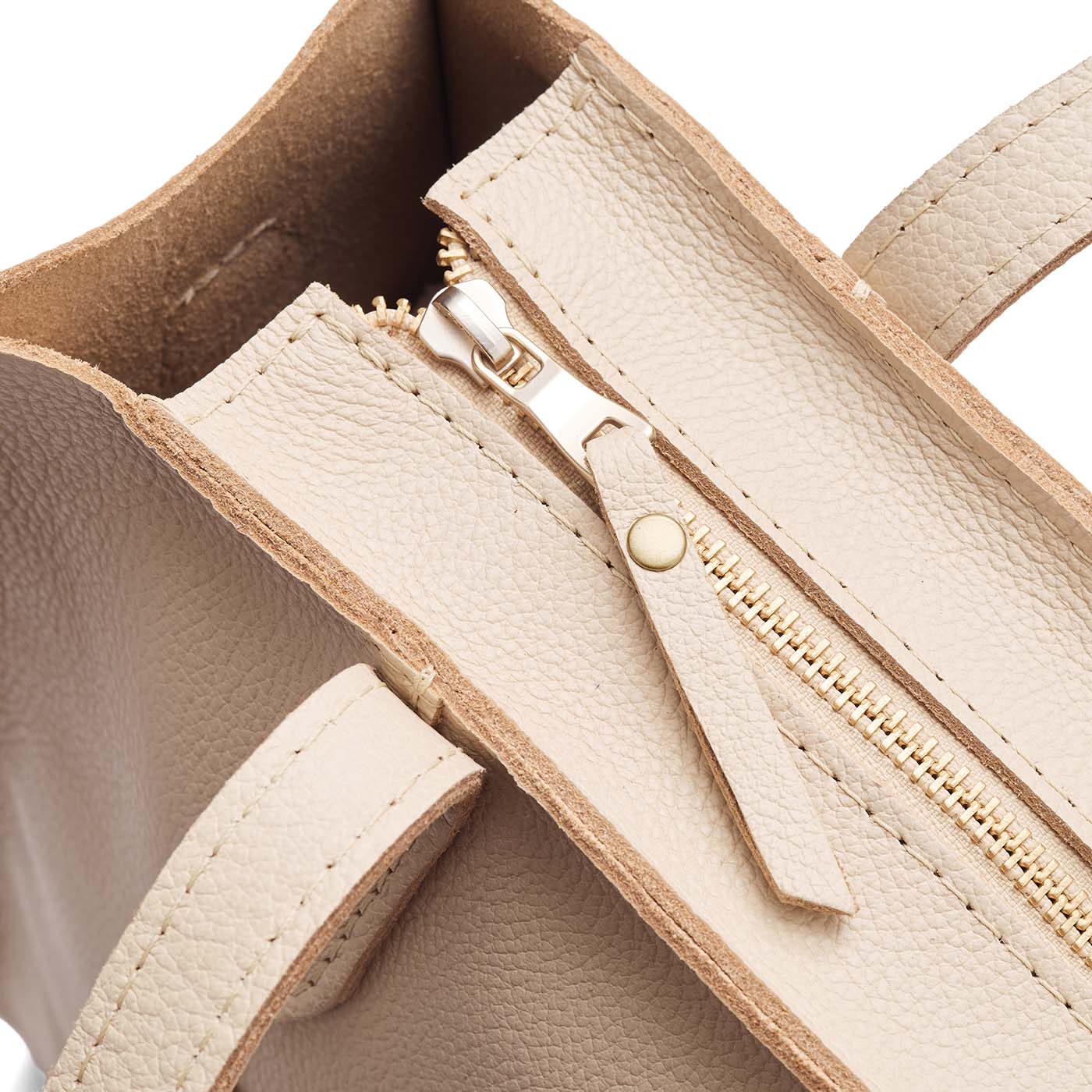 Pebbled Bone | Closeup of tote bag's zipper closure
