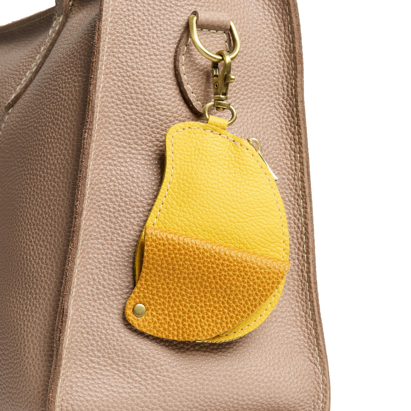 Manila | A manila-shaped leather pouch keychain with zipper and lobster clasp