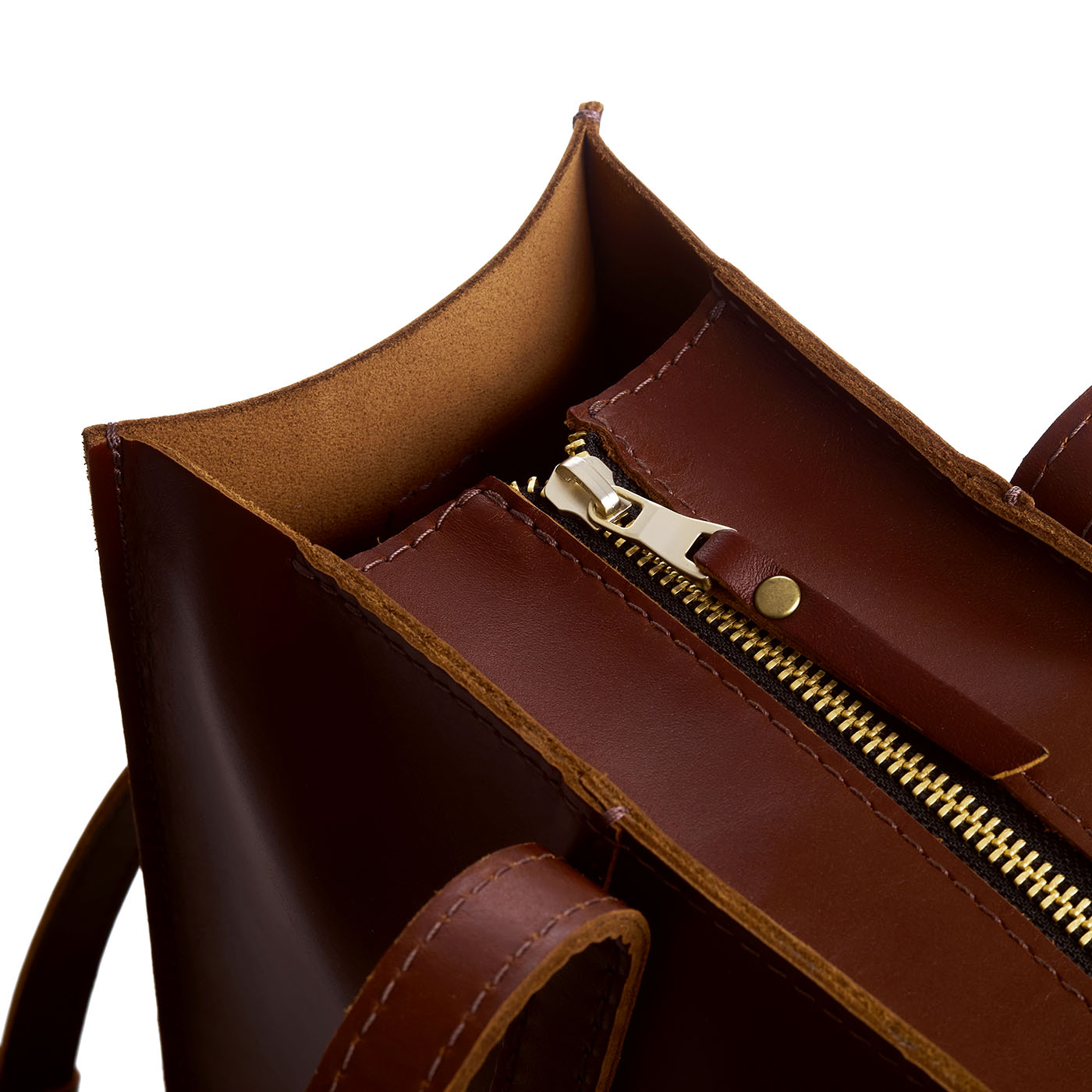 Cognac | Closeup of tote bag's zipper closure